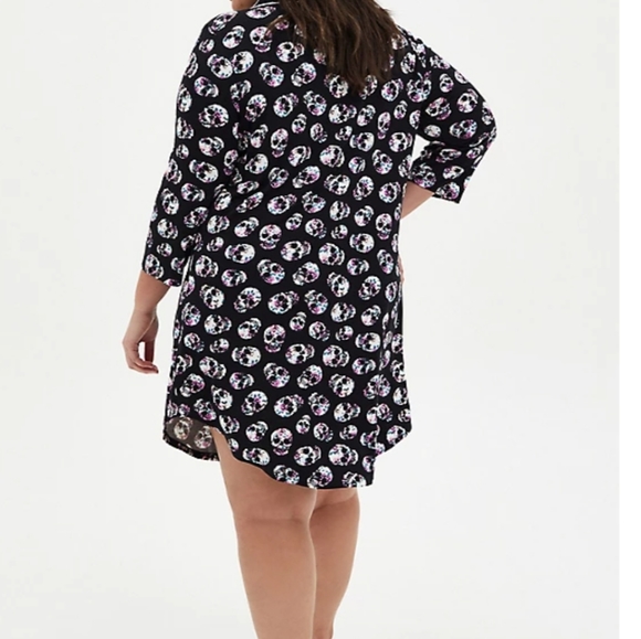 🆕 ☠SUPER SOFT BLACK FLORAL SKULL SLEEP DRESS☠ - Picture 3 of 5